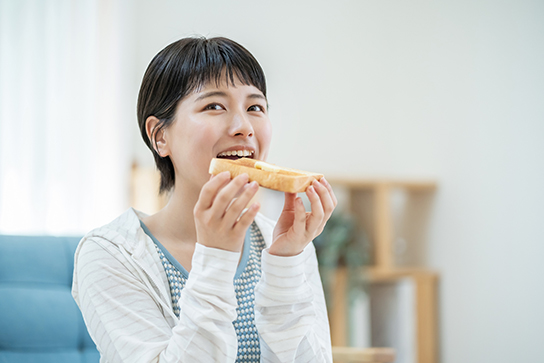 左右に食べ物を振り分けて噛む