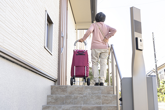 カートを押すときは体に負担がかかりやすい